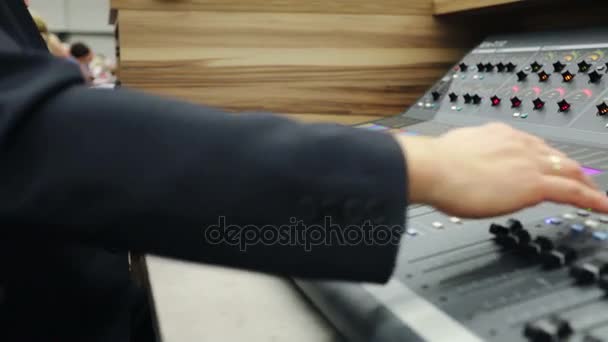 Sound engineer during his responsible work — Stock Video