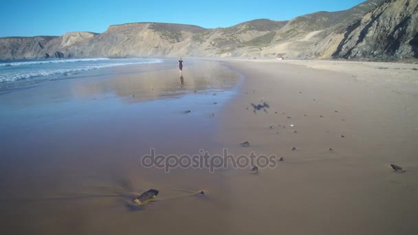 Περπάτημα γυναίκα στην πανέμορφη άγρια παραλία στην Πορτογαλία, Ευρώπη — Αρχείο Βίντεο