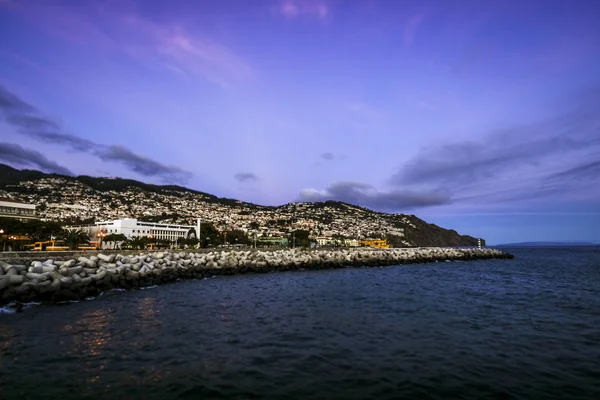 Belysta Funchal på kvällen, Madeira, Portugal — Stockfoto