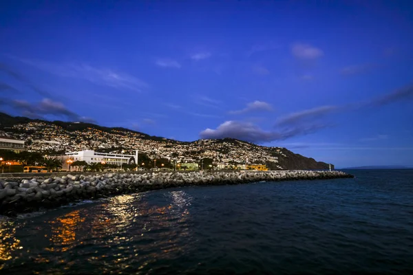 Funchal oświetlone wieczorem, Madera, Portugalia — Zdjęcie stockowe