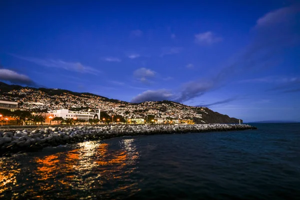 Belysta Funchal på kvällen, Madeira, Portugal — Stockfoto