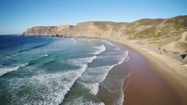 Εκπληκτικά όμορφη άγρια παραλία στο Algarve, Πορτογαλία — Αρχείο Βίντεο