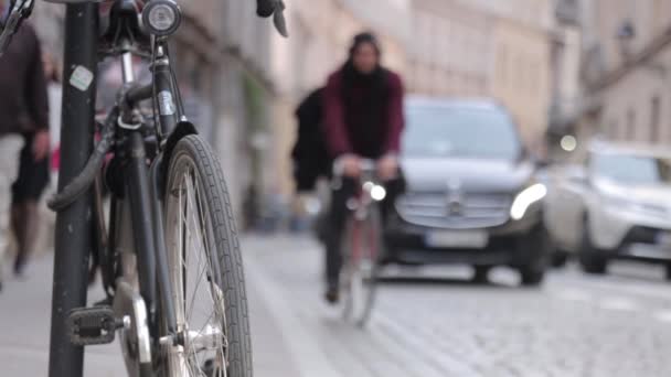Tráfego urbano - pedestres, carros e bicicletas na rua histórica — Vídeo de Stock