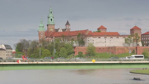 Wawel royal castle, Polonya ile Krakow cityscape — Stok video
