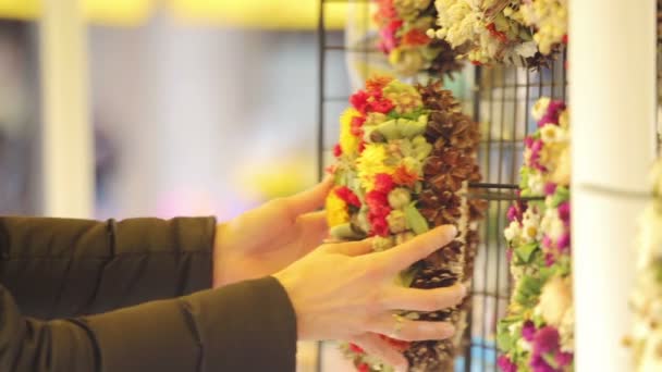 Woman interested in a folk wreath — Stock Video