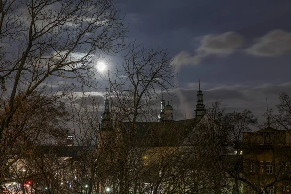 Vecchio edificio di Cracovia dal parco durante la luna piena — Foto Stock