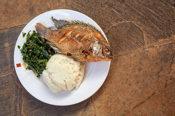 Tradiční africká jídla - ugali, ryby a zelené — Stock fotografie