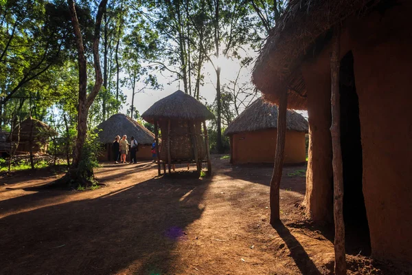 Tradicional cabaña tribal del pueblo keniano — Foto de Stock