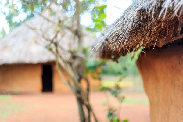 Techo de paja tradicional en aldea africana —  Fotos de Stock