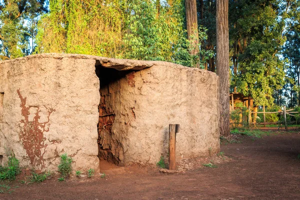 Tradicional, aldeia tribal de povo queniano — Fotografia de Stock