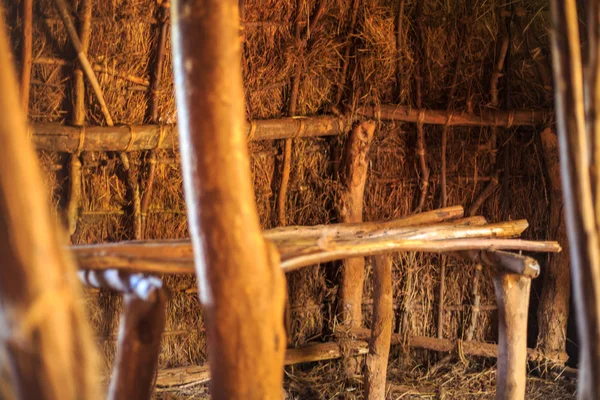 Bett in traditioneller Stammeshütte der Kenianer — Stockfoto