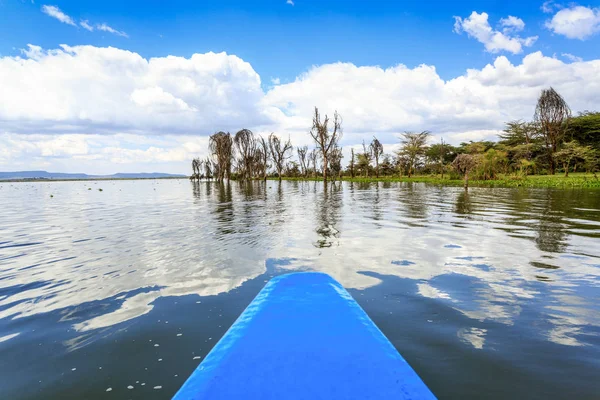 Cruzeiro no lago por canoa azul, Naivasha, Quênia — Fotografia de Stock