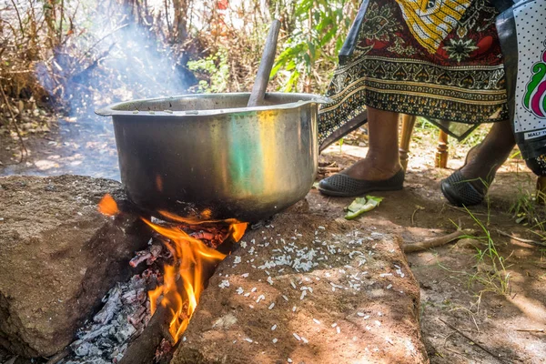 Mujer africana cocina el almuerzo en llamas —  Fotos de Stock