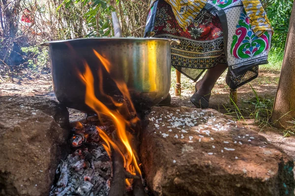 African woman cooks lunch on fire — Stock Photo, Image