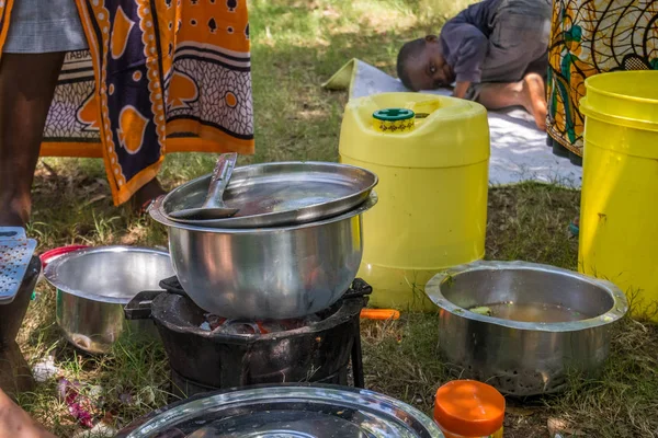 African woman cooks lunch on fire — Stock Photo, Image