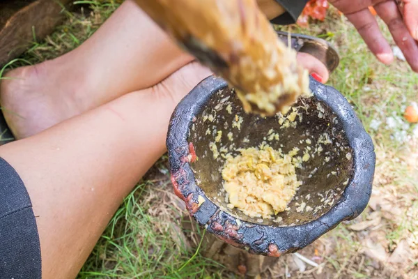 Molienda de ajo y jengibre en mortero — Foto de Stock