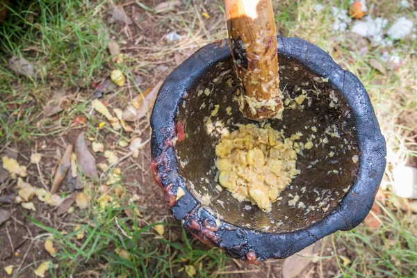 Molienda de ajo y jengibre en mortero — Foto de Stock