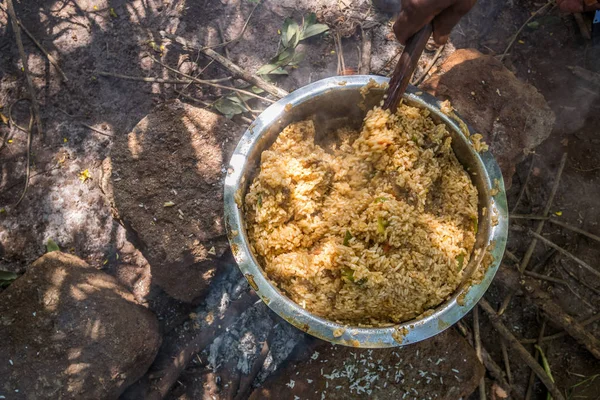 Grote kom pilau gekookt buiten — Stockfoto