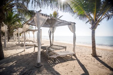 Hint Okyanusu tarafından avuç içi arasında Beach gölgelik