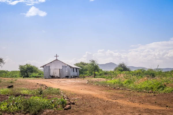 Pequeña iglesia cristiana en el área rural africana — Foto de Stock
