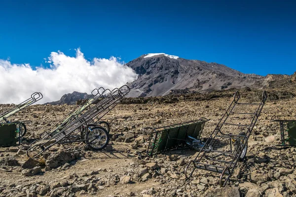 Pico de Kilimanjaro com carrinhos de emergência — Fotografia de Stock