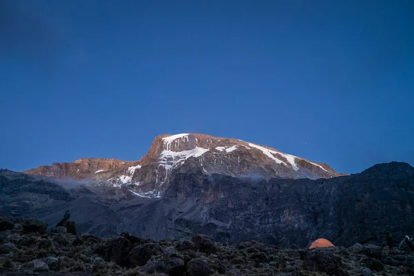 Sol da manhã ilumina Kibo, Monte Kilimanjaro, Tanzânia — Fotografia de Stock