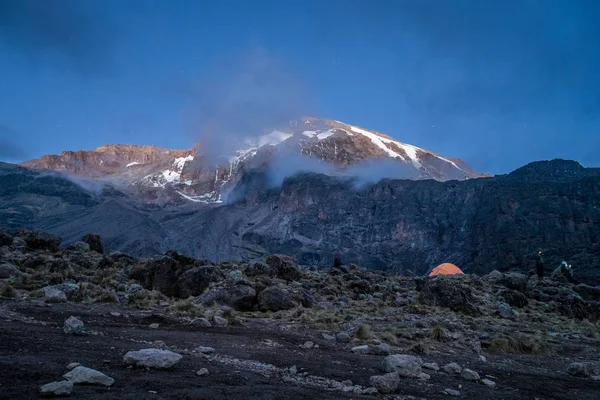 Ochtendzon verlicht Kibo, Mount Kilimanjaro, Tanzania — Stockfoto