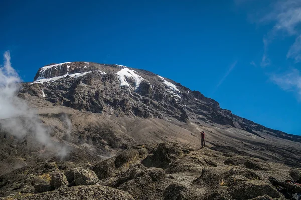 Turist- och Mawenzi peak i Mount Kilimanjaro i Tanzania — Stockfoto
