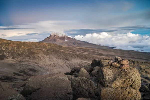 Puesta de sol sobre el Pico Mawenzi, Monte Kilimanjaro, Tanzania, África — Foto de Stock