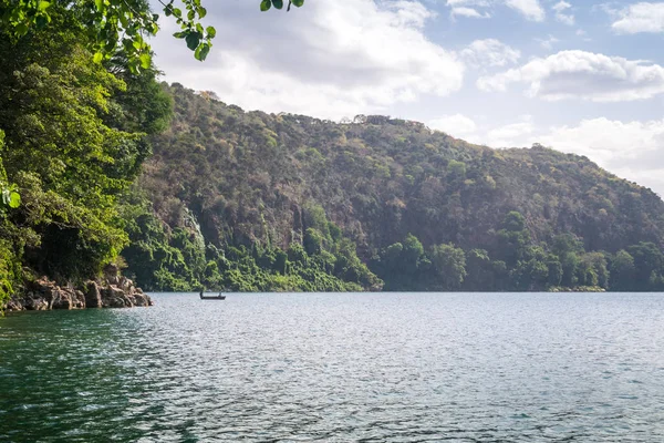 Lago Chala na fronteira do Quênia e Tanzânia, África . — Fotografia de Stock