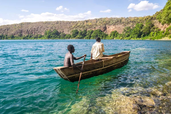 Africans in canoe on beautiful Chala lake, Kenya and Tanzania bo — Stock Photo, Image