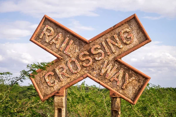Rusty Railway Crossing sign, Quênia — Fotografia de Stock
