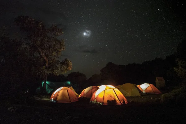 Illuminated tents on Kilimajaro, Marangu route, Tanzania — Stock Photo, Image