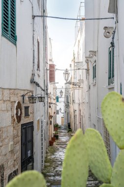 Dar sokak Ostuni, Puglia, İtalya