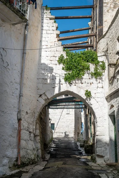 Rue étroite à Ostuni, Pouilles, Italie — Photo