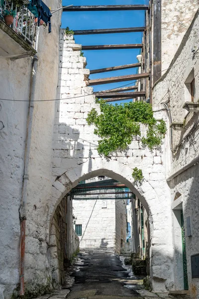 Calle estrecha en Ostuni, Puglia, Italia —  Fotos de Stock