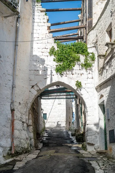 Calle estrecha en Ostuni, Puglia, Italia — Foto de Stock