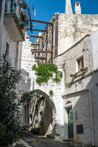 Szűk utcában a Ostuni, Puglia, Olaszország — Stock Fotó