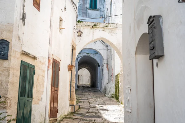 Strada stretta a Ostuni, Puglia, Italia — Foto Stock