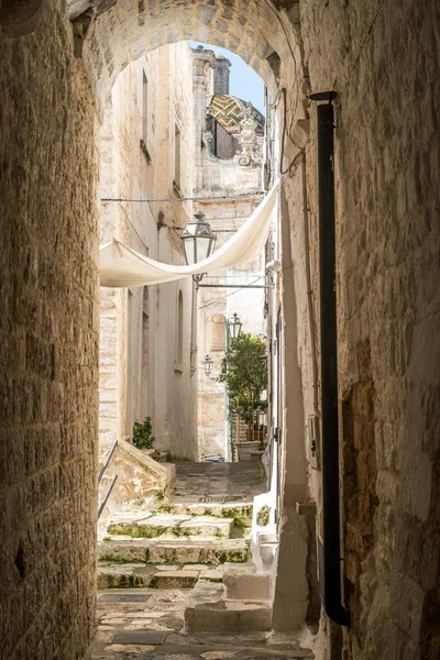 Calle estrecha en Ostuni, Puglia, Italia — Foto de Stock