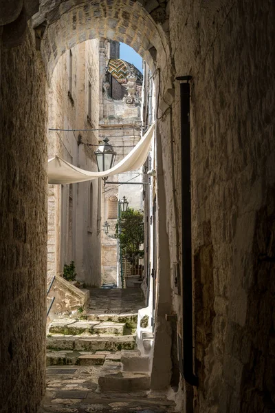 Rue étroite à Ostuni, Pouilles, Italie — Photo