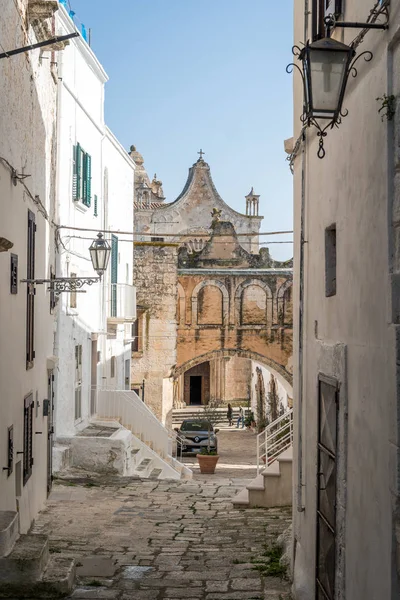 Ulicy prowadzącej do katedry w Ostuni, Włochy — Zdjęcie stockowe