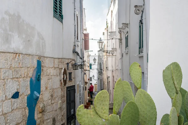 Узкая улица в Ostuni, Puglia, Italy — стоковое фото