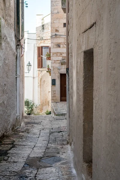 Rue étroite à Ostuni, Pouilles, Italie — Photo