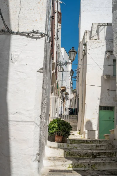 Calle estrecha en Ostuni, Puglia, Italia — Foto de Stock