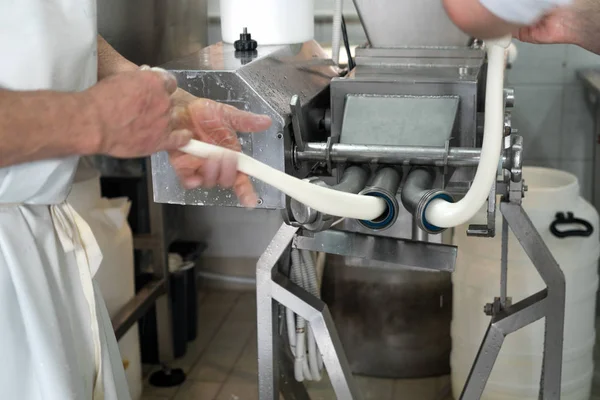 Produzione mozzarella italiana . — Foto Stock