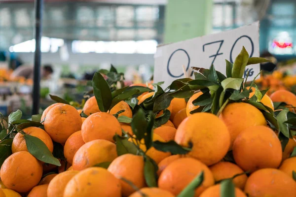 Verse sinaasappelen op Italiaanse markt — Stockfoto