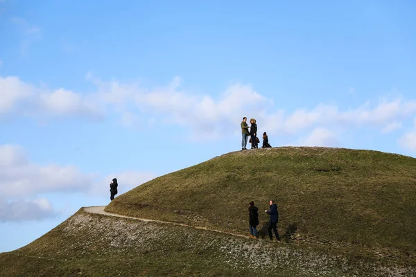 Touristes au sommet du monticule de Krakus — Photo