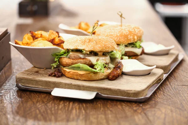 Dois deliciosos hambúrgueres wurst servidos com batatas fritas — Fotografia de Stock