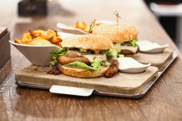Due deliziosi wurst burger serviti con patatine fritte — Foto Stock